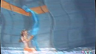 在这个色情中，Eri-chan的热辣家庭锻炼背后是什么？