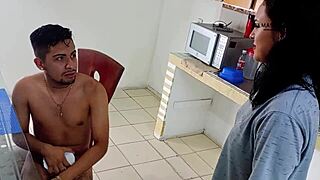 تم القبض عليّ أثناء الاستمناء، وانتهى الأمر بي أنيك حماتي في 25 يوليو 2024. جسمها الضيق جعلني مجنوناً.