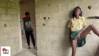 Секси тийн 18+ студентка хваната да мастурбира край храста