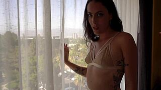 عاهرة أوروبية نحيفة تُنيك بقوة من زب ضخم. السائل يغطي فمها، صدرها، وكسها!