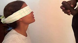 Измамена малка заварена сестра с играта с вкусове и плодове за див кеф