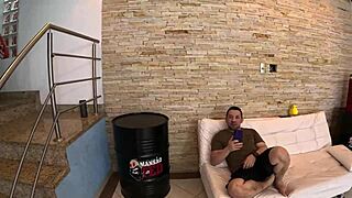 Livia Park naidaa isoa kyrpää intensiivisesti