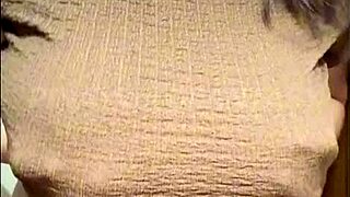 Dráždim nevlastného brata ukazovaním svojich veľkých prirodzených cicov