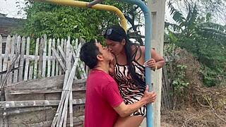 Starý chlap jebe dve prsaté 18+ s veľkými zadkami v parku na trojke