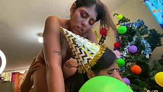 Tillykke med fødselsdagen far - fyldige steddøtre knepper gammel mand hjemmelavet