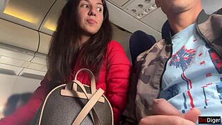 사람들 가득한 비행기에서 위험하게 자위해