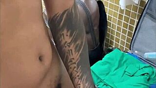 Svalnatý twink dotado špehovaný v sprche vo verejnej telocvični