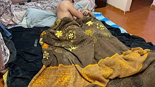 放学后邀请年轻墨西哥小伙裸背床上行动