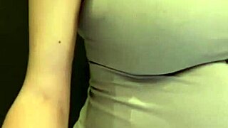 我最爱的孕妇继母炫耀她的奶子