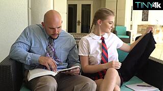 ספינרית זונה מתאווה ל-10 אינצ'ים בלימודי לילה מאוחר