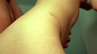 派对后，他猛操我，我在后台真实狂叫。这是个疯狂的小奶色情明星群交！