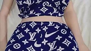 Saudara tiri gue istirahat di piyama, gue manfaatkan tubuhnya yang seksi