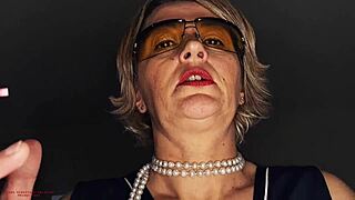 Θετή μαμά, γιατί με βλέπεις να μαλακίζω;