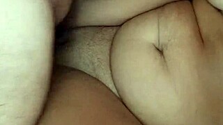 Susedská párty končí s roztrhaným oblečením a spermou na tvári