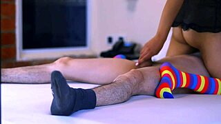 Krásna sestra podvádza s kamarátom nevlastného brata v tesnom hotelovom pokoji, dosahuje hanblivý orgazmus