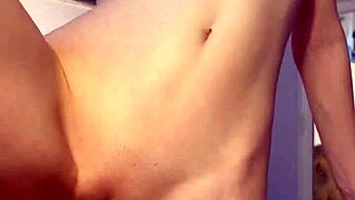 Malá 18+ mladá Maiskii si hrá sama so sebou, tak horúca, vieš?