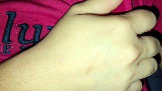 和学生的漂亮奶子一起放松，纯大学氛围