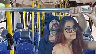 学生在拥挤公交车上被摸索