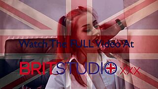 Έι, δες αυτή την αδύνατη Βρετανίδα κοκκινομάλλα να γαμιέται με στολή