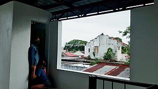 סטודנטית פינאית מתחברת עם מורה לפעולה פראית בבית קברות