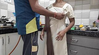 Desi kolegyně ohnutá nevlastním bráchou v kuchyni hrubý POV