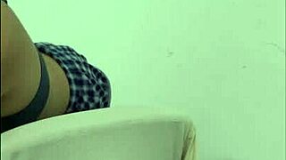 60歳の熟した継母が学生服を着て制服フェティシで私とセックスしたい