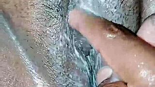 Sisar äiti lisää jäätelöä märkään pilluun ennen syömistä