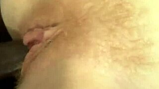 וואו! סקס בין גזעים עם סטודנטית ג'ינג'ית הופך לפראי וחייתי!