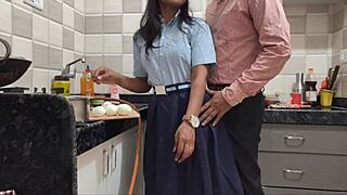 Keď Ashu vynechala školu, učiteľ prišiel domov vyjebať ju tvrdé s hindským zvukom