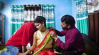 देसि मल्लू आंटी दो लोकल लड़कों से जोर से पाउंड लेती है