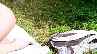 Suhe device najstnice 18+ raziskujejo prve lezbične poljube zunaj po fakulteti