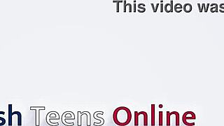 Studentjente stopper truser i vill førstegangs fetishparty