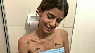 Seksi ince chica büyük beyaz sik'i sıkar ve sertçe vurur