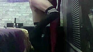 Evropska milf z velikimi cicami jebe študenta v doggyju in misijonarju