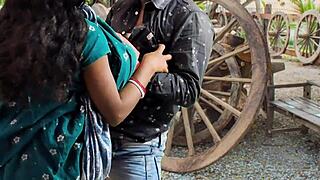 Convidei a bhabhi Bharti para a festa e acabamos fodendo fantasiados, seu clitóris grande se abrindo depois