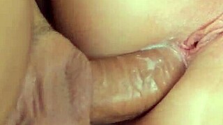 Wow, cette blonde euro chaude prend profond dans le cul 😍