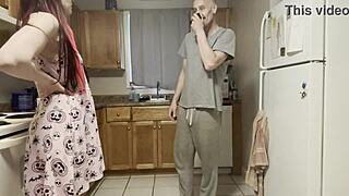 pastorčni oče pravi: ne bom povedal tvoji mami o pitju, če mi dovoliš oba luknja.