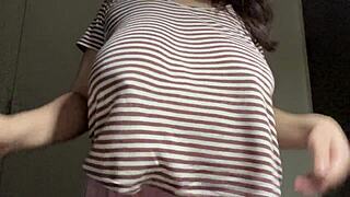 La calda MILF indiana matrigna, stuzzica quelle grosse tette in webcam!