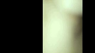 indonezijska punca preveč pohlepno sesa velik kurac, skoraj se zaduši z njim