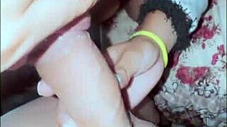 Ho sorpreso la mia sorellastra messicana a guardare la tv e le ho leccato la figa in camera, il suo gran culo era fantastico in questo video casalingo