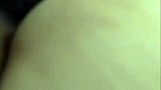 Cewek Indonesia bilang pacarnya kerja, jadi aman buat blowjob cepat di kos