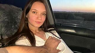 החברה של החבר הכי טוב שלי מצצה לי במכונית בשביל 10 דולר, וואו.