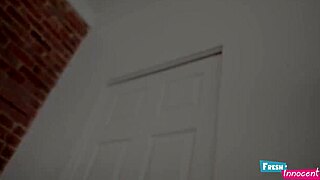 Svěží a nevinná: Malá teen 18+ zakousnutá a tvrdě šukaná nevlastním tátou. Drsný šlehání ji nechává třást!