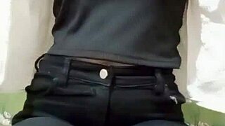 Faen! Vakker indisk jente fingrer trang fitte hardt i varm soveromsøkt