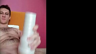 漂亮男孩用玩具大声呻吟射精！