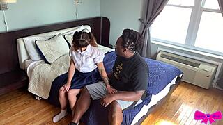 Hej, poglej to šolarko 18+ s pletenicami, ki divja z BBC daddy igro