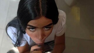 Profesör Okul Banyosunda Küçük 18+ Latina Öğrenciyle Hızlı Aksiyon İçin Gizlice Giriyor