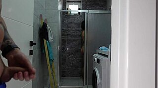 Saya kongkek adik tiri keras di bilik mandi panas