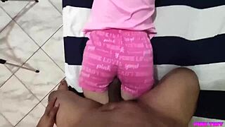 Мой отчим обманом заманил на массаж, чтобы схватить мою тугую жопу