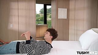 Tutor anale Tushy Liv Revamped brama cazzo studente profondo nel buco stretto